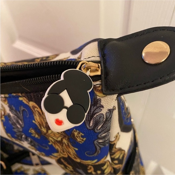 Alice + Olivia Duffel Bag Travel Shoulder Bag in the "Regal Romance" pattern New - Picture 10 of 12